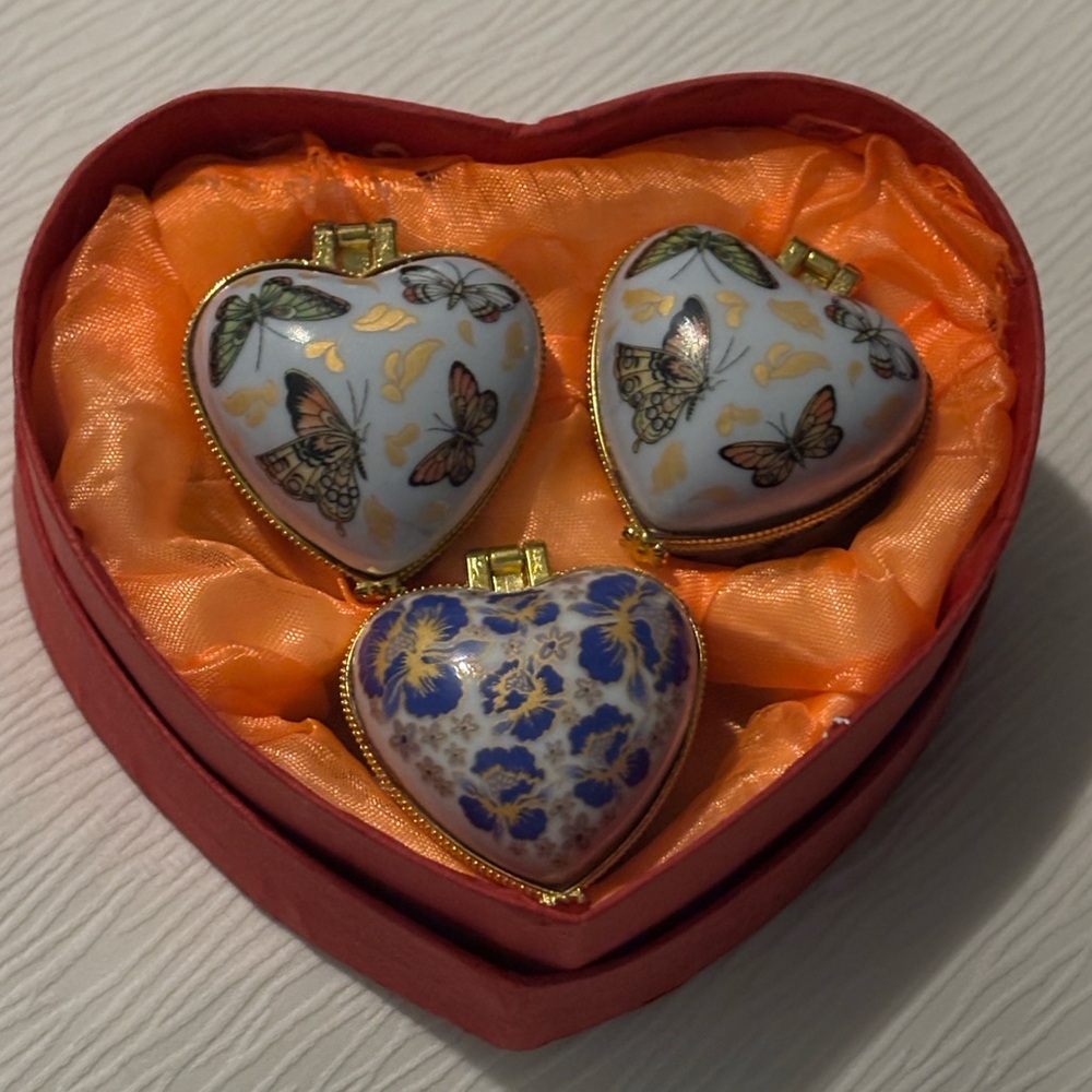 🟦New Set Of 3 Vintage Heart Shaped Porcelain Trinket Boxes, Butterflies & Floral